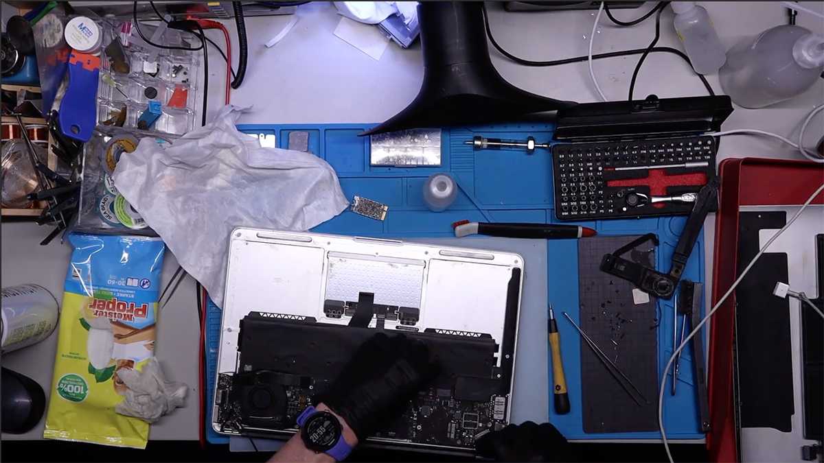 MacBook Air Wasserschaden Reinigung und Reparatur